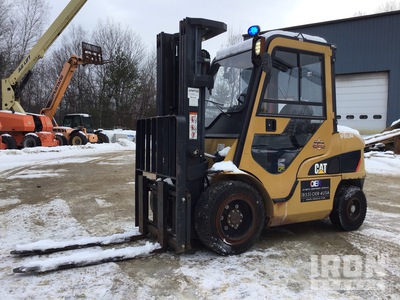 2017 Cat DP30N 5500 lb Pneumatic Tire Wózek widłowy