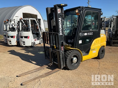 2015 Hyundai 30D-9 5590 lb Pneumatic Tire フォークリフト