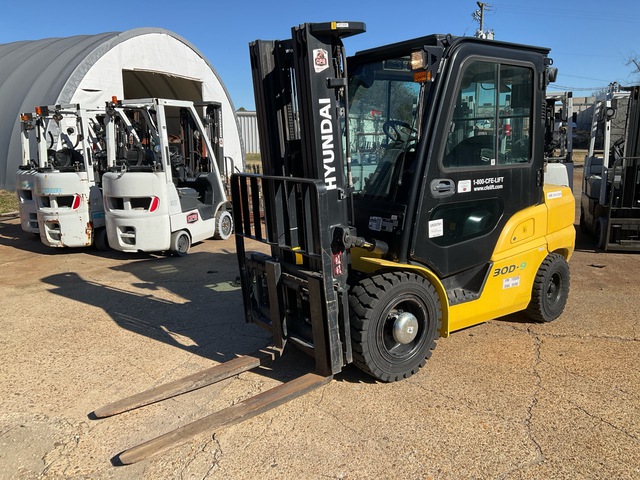2015 Hyundai 30D-9 5590 lb Pneumatic Tire Forklift