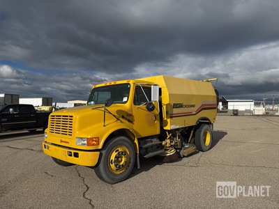 Elgin G334D on 1990 International 4600 Sweeper Truck
