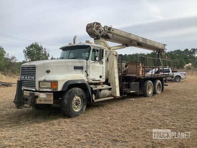 National 800c 42000 lb Articulated Boom on 2000 Mack CL713 6x4 Camion à flèche