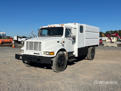 1998 International 4700 4x2 Chipper Truck