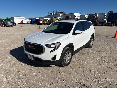 2018 GMC Terrain 2WD を見 SUV
