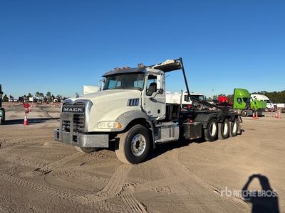 2014 Mack GU813 8x4 Camión Portacontenedores