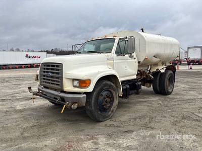 1995 Ford F-800 2000 gal 4x2 Camion à eau