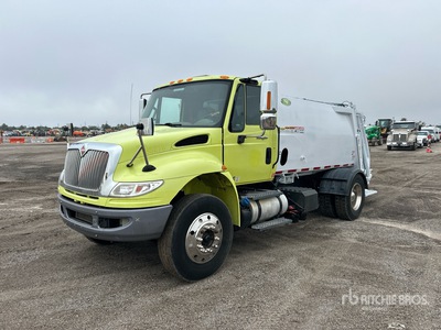 2018 International 4400 4x2 Rear Loader Camión recolector de residuos