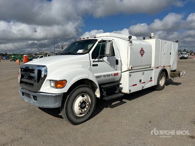 2006 Ford F-750 4x2 Camion-citerne à carburant et à lubrifiant