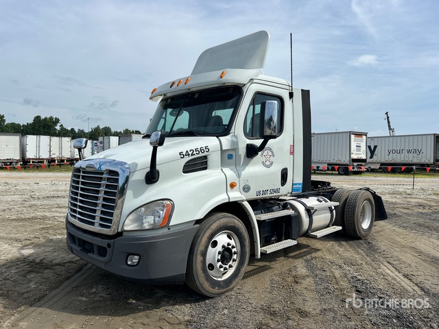2014 Freightliner Cascadia 113 4x2 S/A Day Cab Truck Tractor