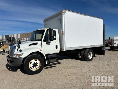 2009 International 4300 4x2 Furgoneta caja cerrada