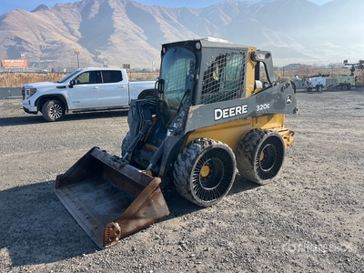 2014 John Deere 320E Ładowarka o sterowaniu burtowym (Inoperable)