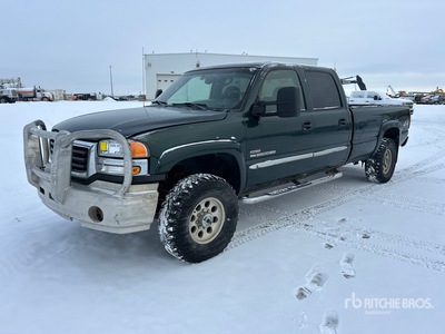2004 GMC Sierra 2500HD 4x4 Crew Cab Pickup