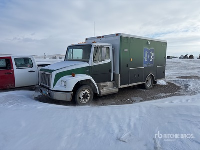 2002 Freightliner FL60 4x2 4x2 Doghouse Varios Camion (Inoperable)