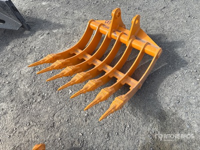 2026 GIYI 32 in Excavator Rake - Fits Cat 305 (Unused)