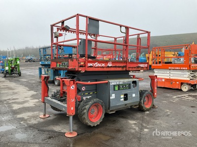 2015 Skyjack SJ832RT 4x4 Diesel シザーリフト