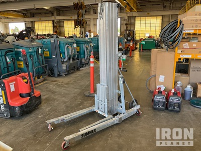 Sumner 2124 Material Hoist