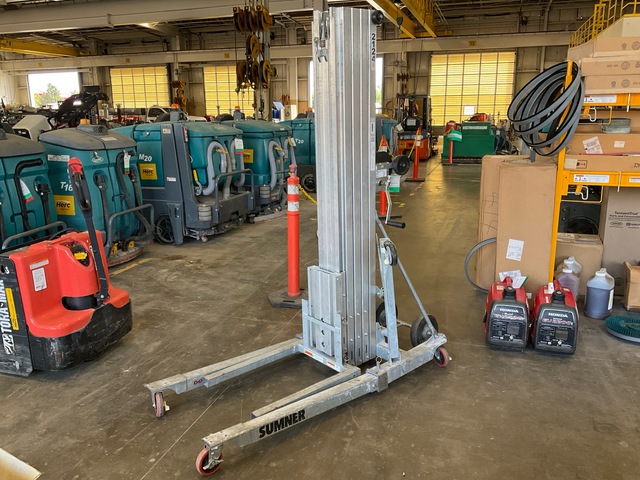 Sumner 2124 Material Hoist