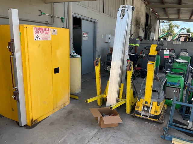 2023 Sumner 2124 Material Hoist (Inoperable)