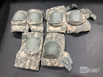 (87) Pairs of Knee Pads