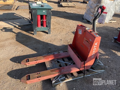 Toyota 7HBW23 Electric Pallet Jack