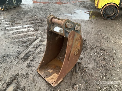Strickland 18 in Digging Excavator Bucket - Fits Kubota KX080