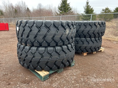 Quantity of (4) Bedrock 23.5x25 Neumáticos (Unused)