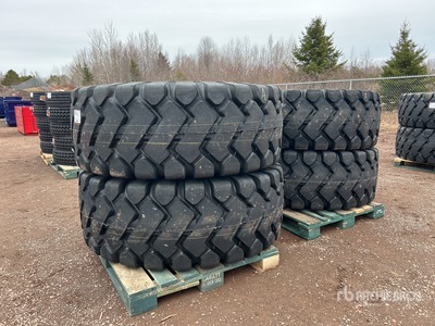 Quantity of (4) Bedrock 23.5x25 Neumáticos (Unused)