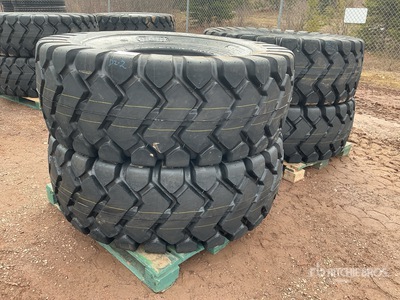 Quantity of (4) Bedrock 23.5x25 Neumáticos (Unused)