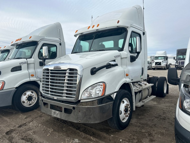2012 Freightliner Cascadia 113 4x2 S/A Day Cab Truck Tractor