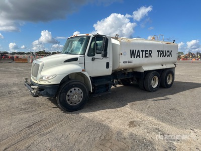 2010 International 4400 4000 gal 6x2 Camion cisterna de agua