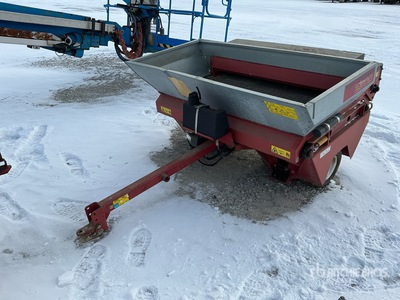 2004 Toro Top Dresser 2500 5 ft Tow-Behind Fertilizer Spreader
