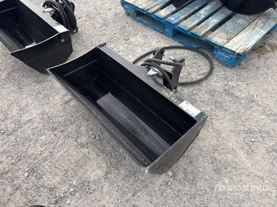 2026 GIYI GY-D3T 32 in Hydraulic Tilting Excavator Bucket - Fits CAT 3 - 5 ton Excavator (Unused)