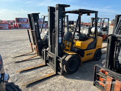 Hyundai 33L-7A 6390 lb Cushion Tire Forklift