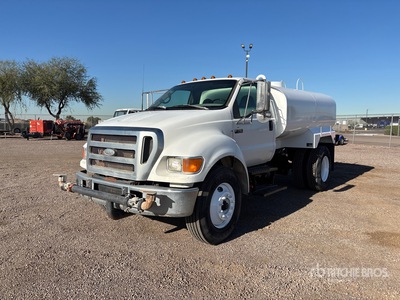 2006 Ford F-750 2000 gal 4x2 Camion à eau