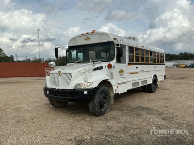 2005 International 3000 4x2 Crew Carrier حافلة (Inoperable)