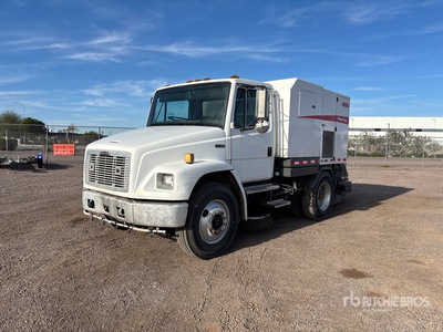 1999 Freightliner FL70 Kehrmaschine