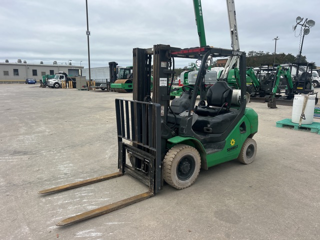 2011 Komatsu FG25T-16 4650 lb Pneumatic Tire Forklift