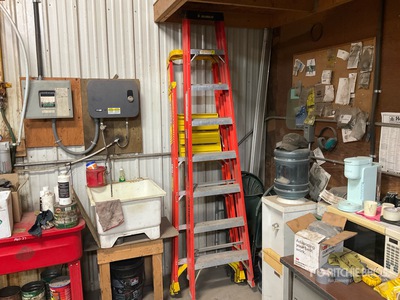 Quantity of (2) Fibreglass Folding Step Ladders Varios, tienda, almacen, consumidor