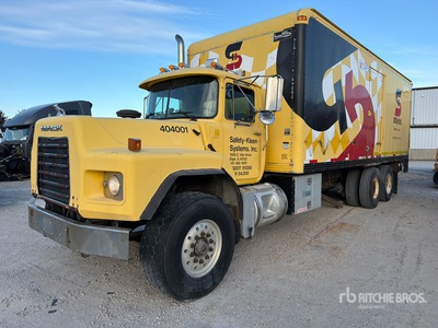 2004 Mack RB6905 6x4 Furgoneta caja cerrada (Inoperable)