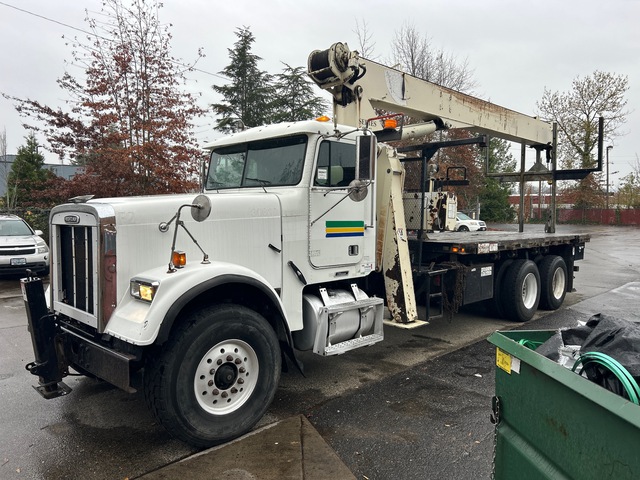 National 681C 30000 lb Straight Boom on 2001 Freightliner FLD120 6x4 Boom Truck