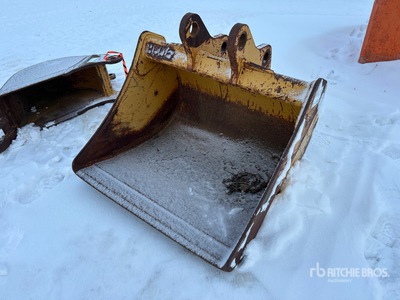 John Deere 36 in Backhoe Loader Bucket