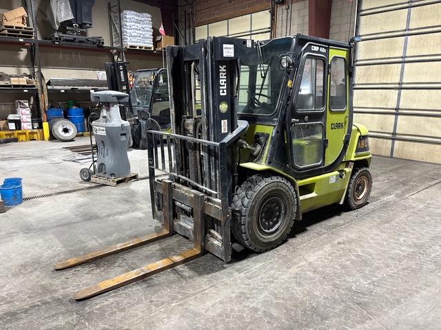 Clark CMP40D 7500 lb Pneumatic Tire Forklift