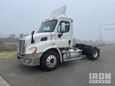 2013 Freightliner Cascadia 113 4x2 S/A Day Cab Truck Tractor