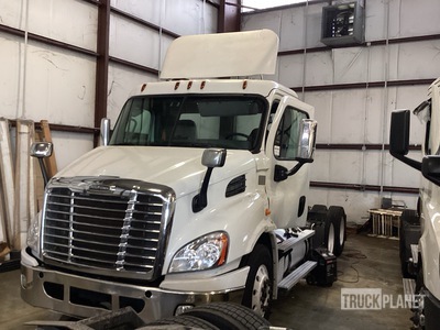 2013 Freightliner Cascadia 113 T/A Day Cab Truck Tractor