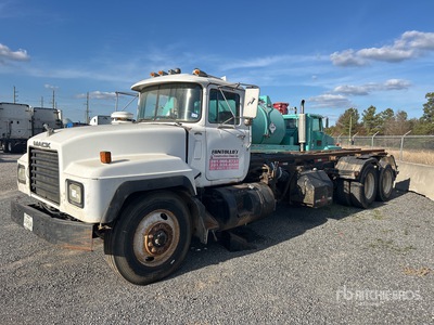 2003 Mack RD690S 6x4 Camión rodante (Inoperable)
