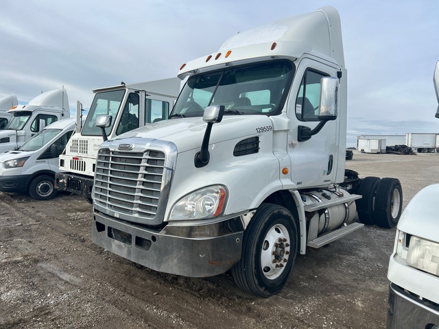 2012 Freightliner Cascadia 113 4x2 S/A Day Cab Truck Tractor