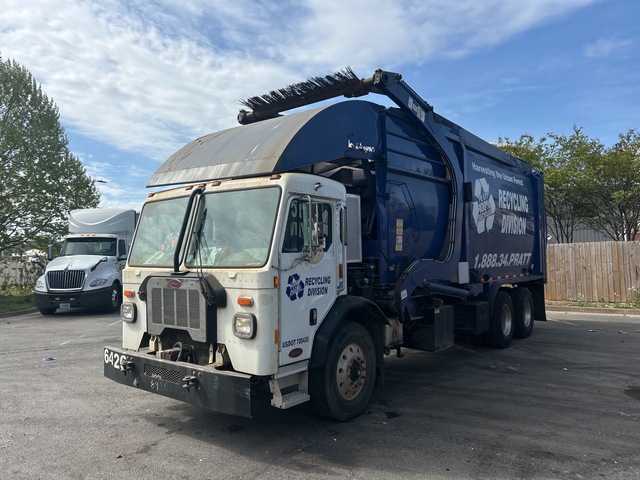 2020 Peterbilt 520 6x4 Front Loader Waste Collection Truck