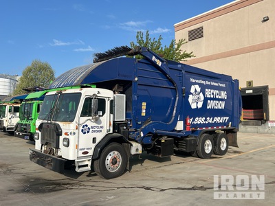 2020 Peterbilt 520 6x4 Front Loader Waste Collection Truck