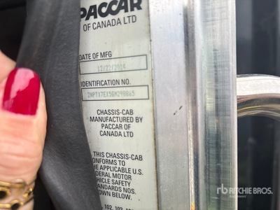 2016 Peterbilt 367 8x4 4-Achs Kipper-Lkw