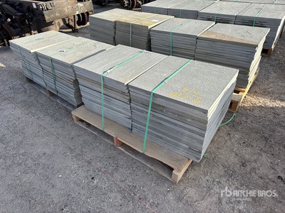 Quantity of (4) Pallets of Pallets 24 In x 24 In x 1 In Thermal Bluestone Pattern Divers - Équipement d'aménagement paysagé