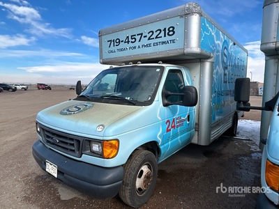 2007 Ford E-450 4x2 شاحنة فان